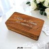 Egyedi nevekkel gravírozott diófa gyűrűtartó, gyűrűsdobozka - 03
