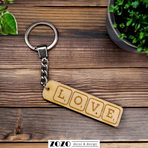 "LOVE" feliratú fa kulcstartó szerelmes pároknak